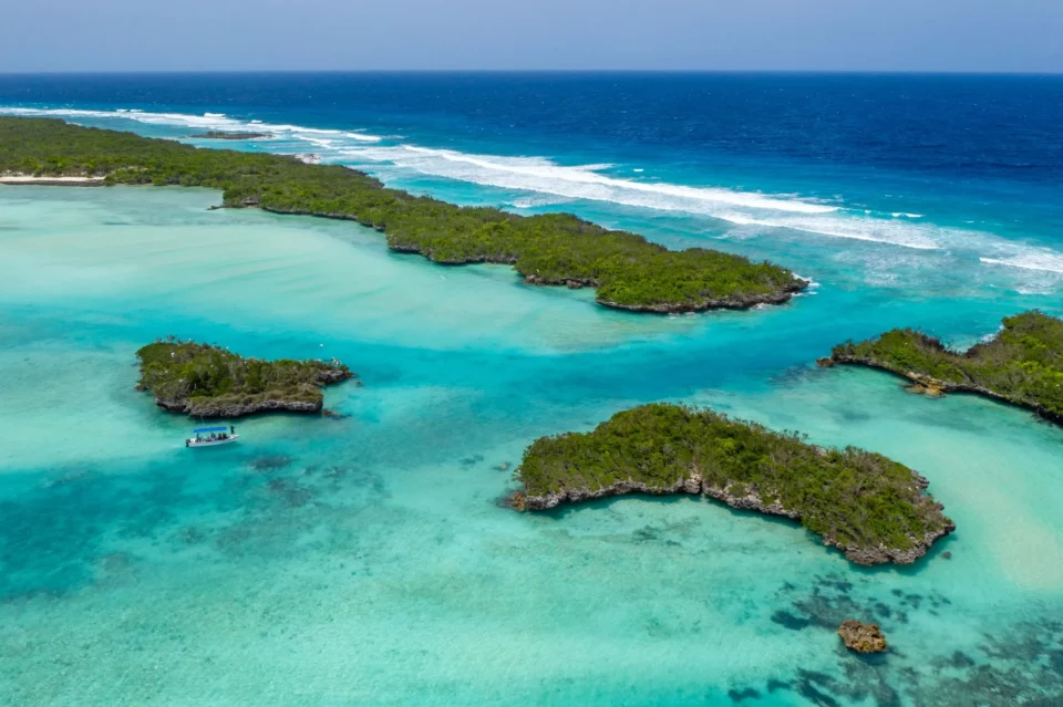 Guided skiff among Cosmoledo islands and lagoon, Seychelles