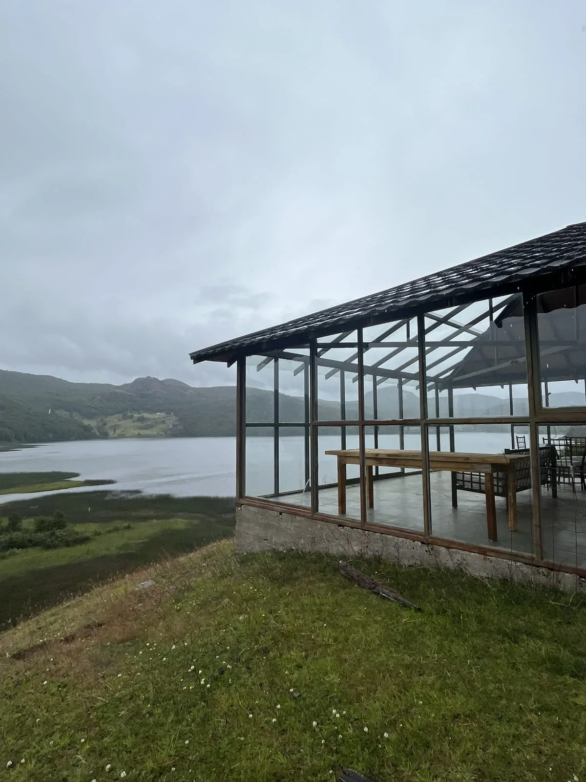 Glass-walled pavilion overlooking the valley at El Saltamontes Lodge