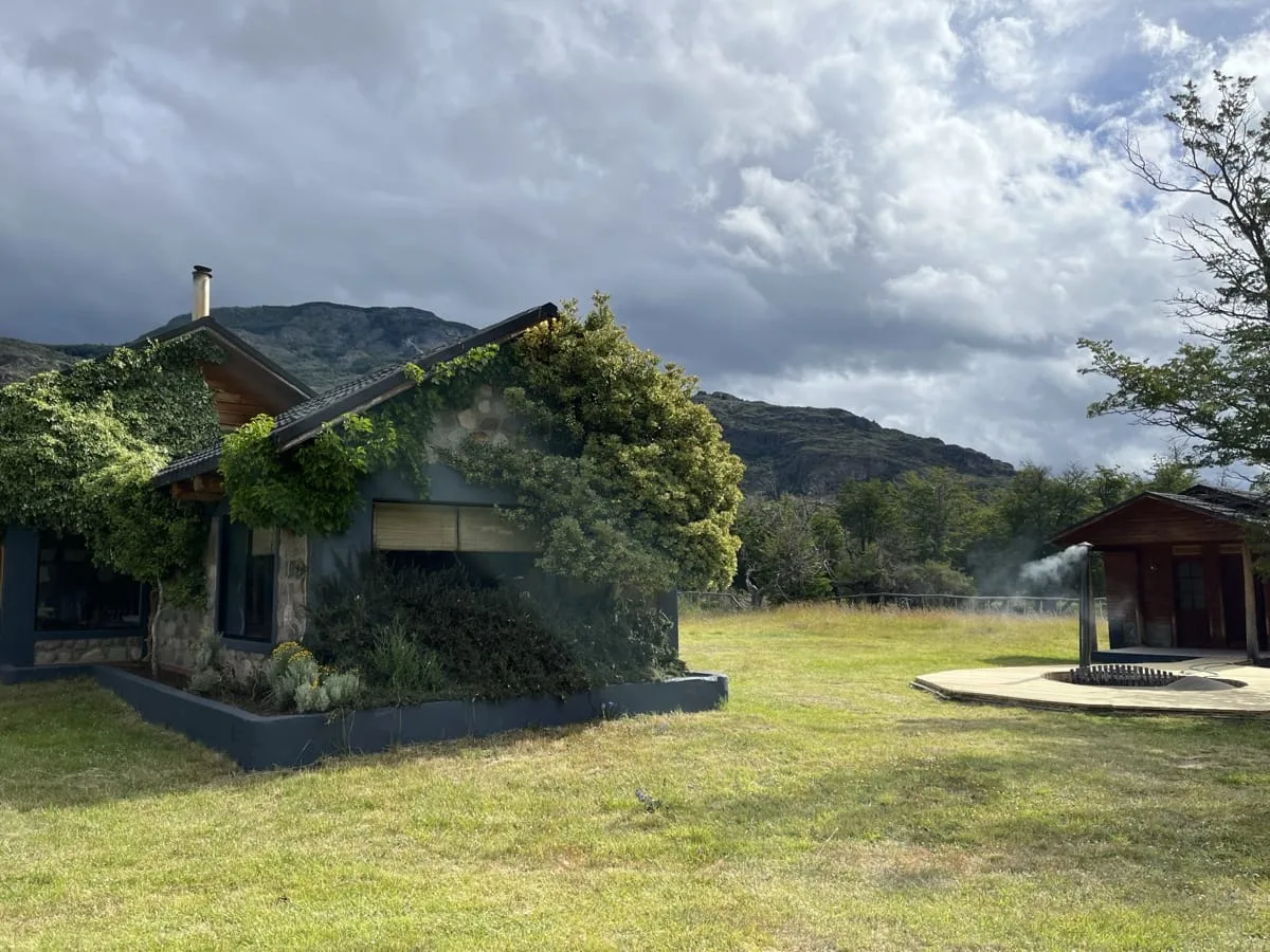 Guest building with a planted roof on the lawn at El Saltamontes Lodge
